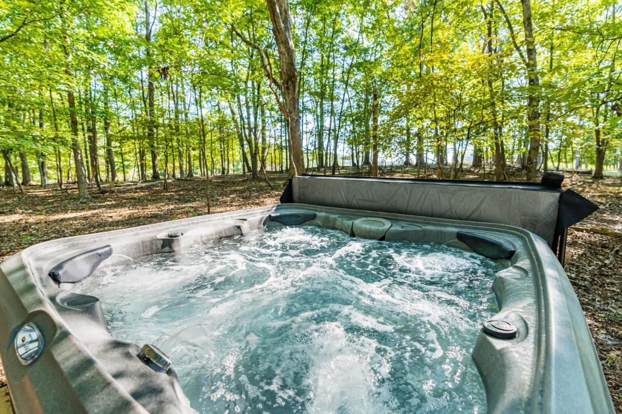 Cozy & Modern W Hot Tub, Fire Pit, Grill & Pond Villa Morton Grove Ngoại thất bức ảnh